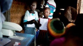 Barnen väntar på att testas för malaria i Pamat i norra Sydsudan. Runt 1 500 patienter behandlas varje vecka och antalet ökar. Under regnsäsongen är malaria den vanligaste sjukdomen i området. FOTO: Jacob Zocherman