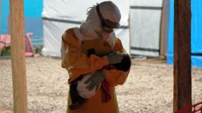 Läkare Utan Gränser lämnar över verksamheten i ebolacentret i Foya, norra Liberia, till andra aktörer. FOTO: Martin Zinggl