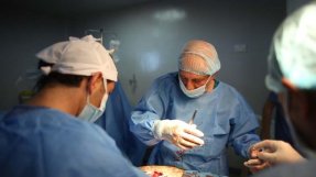 Vi driver fyra egna hälsocenter mitt i krigets Syrien. Utöver det har vi utvecklat att system för att stödja läkare som jobbar på runt hundra hälsocenter runtom i landet. Vi arbetar även i grannländerna med att bistå dem som flytt våldet.