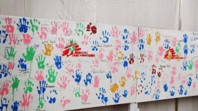 Vid vårt behandlingscenter ELWA 3 i Monrovia, Liberia, kan de patienter som överlevt ebola sätta sitt handavtryck. Antalet händer växer hela tiden.