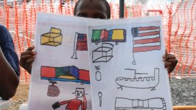 Momodu visar stolt upp sina teckningar. FOTO: Malin Lager