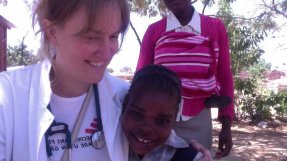 Läkaren Ann Sellberg med en 11 år gammal patient från hennes stödgrupp för hiv. FOTO: Ann Sellberg