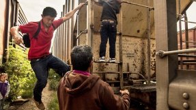 Familjer, kvinnor och ensamresande barn reser på &quot;Dödens tåg&quot; som tåget genom Mexiko kallas där migranterna utsätts för rån, våldtäkt och råkar ut för olyckor. FOTO: Anna Surinyach