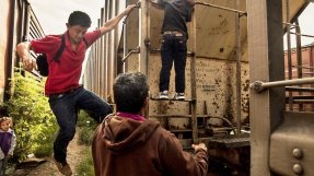 Familjer, kvinnor och ensamresande barn reser på "Dödens tåg" som tåget genom Mexiko kallas där migranterna utsätts för rån, våldtäkt och råkar ut för olyckor. FOTO: Anna Surinyach