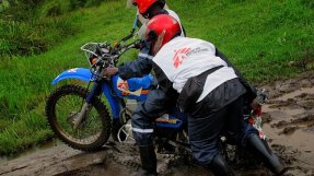 Två av Läkare Utan Gränsers motorcyklister, på väg mot Numbi. FOTO: Pau Miranda