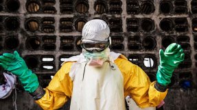 Behandling mot ebola kommer att rädda liv men insatser som kontaktspårning, hälsoinformation samt ordentliga hygienföreskrifter behövs också för att få slut på utbrottet.
