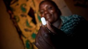 Om en kvinna får hivläkemedel under graviditeten sjunker sannolikheten att barnet smittas av hiv från 40 procent till 5 procent.