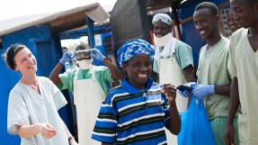 Sjukvårdspersonalen välkomnar 18-årig Finda som har skrivits ut från ebolacentret i Guéckédou.
