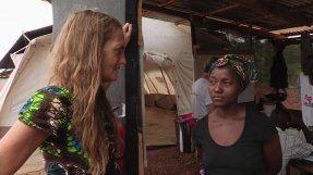 Läkare Utan Gränsers barnmorska Ruth Kauffman med Kumba på behandlingscentret för ebola i Kailahun, Sierra Leone.