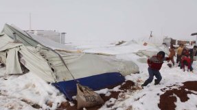 Kraftiga snöfall tynger ner och förstör tälten. Syriska flyktingar brottas med svåra väderförhållanden och bedrövliga levnadsvillkor i lägren i Libanon.