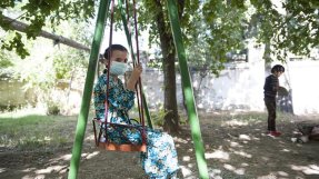 Trettonåriga Dilbar gungar på lekplatsen vid tuberkulossjukhuset i Dushanbe, huvudstaden i Tadzjikistan. För barn som måste genomgå den långa och plågsamma behandlingen mot tuberkulos är det viktigt att också på leka. Flickan på bilden är inte samma barn 