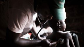 En av Läkare Utan Gränsers sjuksköterskor undersöker ett barn för malaria i Matchika, en liten by i Centralafrikanska republiken.