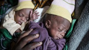 Tvillingar , då namnlösa, som föddes på Bossango sjukhus i Centralafrikanska republiken där Elin Hedlund arbetade.