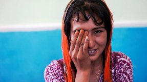 17-åriga Shahnoza har extremt multiresistent tuberkulos. Hon är mitt i en två år lång behandling med mediciner som bland annat gjort henne blind på ena ögat. FOTO: Wendy Marijnissen