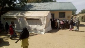 I Maiduguri arbetar vi i de tre mest befolkade lägren och har genomfört nästan 10 000 patientbesök under två månader. I alla läger har vi öppnat kliniker med öppenvårdsmottagning där vi framförallt behandlar undernäring och tillhandahåller mödravård.