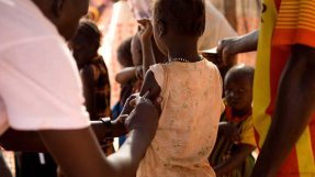 Det är ungefär 35 000 barn som ska vaccineras på fem dagar. För att utföra en sådan stor kampanj behövs ungefär 140 anställda så över 100 personer har rekryterats bland invånarna i lägret för att hjälpa till med kampanjen.