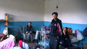 Tio gånger fler är sjuka i tuberkulos på anstalterna i Donetskregionen i Ukraina, än i samhället i övrigt. På fängelsets sjukhusavdelning delar upp till 15 patienter rum.