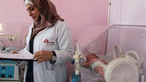 En nyfödd syrisk bebis får vård på neonatalavdelningen i Irbid.