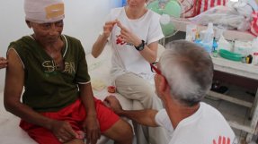 Sjuksköterskan Lisa Rydell och kirurgen Johan von Schreeb med en patient på vår klinik i Guiuan.