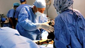 Haydar Alwash opererar en patient i Ramtha, en stad i Jordanien knappt fem kilometer från gränsen till Syrien. FOTO: Diala Ghassan