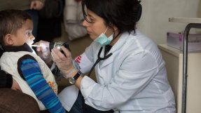 En pojke med hosta undersöks av en barnläkaren Ludmila Bajdarova på vår klinik i flyktinglägret Voenna Rampa i Sofia. 