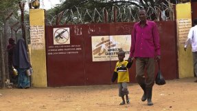 En somalisk man och hans son utan för Läkare Utan Gränsers sjukhus i flyktinglägret Dadaab i Kenya.