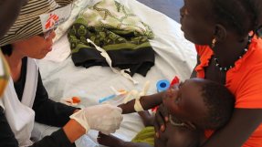 Vår sjuksköterska Carmelita behandlar en ung patient i Sydsudans huvudstad Juba