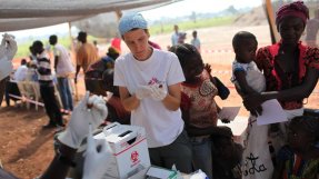 Läkare Utan Gränser vaccinerar 68 000 barn mot mässling i de fem lägren för internflyktingar i Bangui, Centralafrikanska republiken.