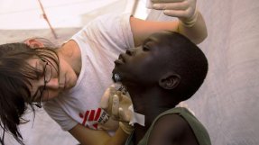 Runt 40 000 människor har tagit sin tillflykt till två överfulla FN-baser i Juba. Vi bistår med grundläggande vård till internflyktingarna.