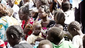 Hundra tusentals är på flykt i Sydsudan efter den senaste tidens strider. Ungefär 40 000 av dem har sökt skydd på två överfulla FN-baser i Juba.