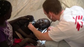 En flicka behandlas efter att ha fått en elektrisk chock i ett flyktingläger i Juba i Sydsudan