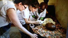 Läkare Utan Gränsers personal behandlar en pojke i lägret Don Bosco i Bangui.