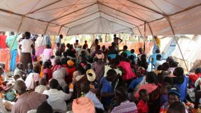 Väntrummet på en vårdcentral i Dzaipi i Uganda. Dzaipi är en dammig plats i bushen där cirka 38 000 människor har sökt skydd efter att ha flytt från konflikten i Sydsudan.