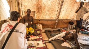 En patient med skador av machete vårdas på Community Hospital i Bangui