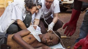 Läkare Utan Gränsers personal tar hand om en skadad man i Mpoko-lägret i huvudstaden Bangui i Centralafrikanska republiken.