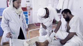 En patient behandlas på Kunduz Trauma Centre i Kunduz, norra Afghanistan.