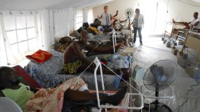 Ett tält för postoperativ vård vid Community-sjukhuset i Bangui, Centralafrikanska republiken.