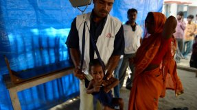 I Bihar i Indien behandlar vi undernäring. Vår personal väger ett barn.