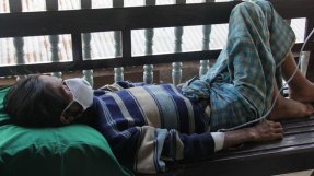En aidspatient får vård på en öppenvårdsmottagning i Kachin, en av de stater i Myanmar där Läkare Utan Gränser tvingas upphöra med sin verksamhet.