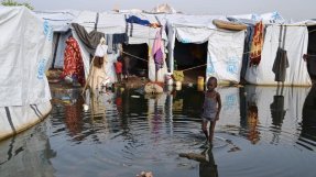 Regnsäsongen har officiellt inte börjat ännu, men redan ligger delar av flyktinglägret Tomping i Sydsudans huvudstad Juba under vatten.