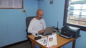 Aleemullah Shah på sitt kontor i Tari, Papua Nya Guinea.