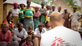 Michel Van Herp är epidemiolog. Han förklarar för invånarna i Gbando, Guinea vad ebola är och hur man undviker att smittas. FOTO: Joffrey Monnier