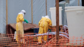 Säkerheten är rigorös för Läkare Utan Gränsers personal som arbetar med ebolapatienter.
