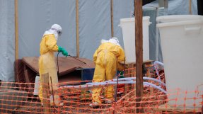 Säkerheten är rigorös för Läkare Utan Gränsers personal som arbetar med ebolapatienter. Säkerheten är rigorös för Läkare Utan Gränsers personal som arbetar med ebolapatienter.