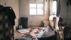 Minderåriga, tortyroffer och människor med kroniska sjukdomar eller funktionshinder hålls inlåsta under långa perioder i bristfälliga interneringsläger i Grekland. FOTO: MSF