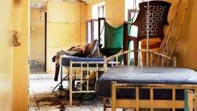 I februari attackerades Malakal Teaching Hospital. När Läkare Utan Gränsers personal kom tillbaka till sjukhuset hittade de elva dödade, flera av dem var patienter som skjutits i sina sängar. FOTO: Anna Surinyach