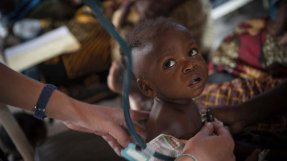 Lilla Beyoncee led av blodbrist orsakat av malaria, men återhämtade sig snabbt när hon kom till Baraka-sjukhuset. Får man behandling för malaria i tid så tillfrisknar de flesta på bara tre dagar.
