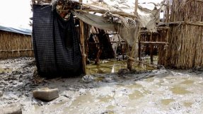 De häftiga skyfallen gör många skydd obeboeliga och det råder brist på rent vatten och latriner i skyddsområdet för civila på FN-basen i Bentiu, Sydsudan. Bilden är tagen i april. Situationen har förvärrats ytterligare efter den senaste tidens regn. 