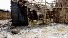 De häftiga skyfallen gör många skydd obeboeliga och det råder brist på rent vatten och latriner i skyddsområdet för civila på FN-basen i Bentiu, Sydsudan. Bilden är tagen i april. Situationen har förvärrats ytterligare efter den senaste tidens regn.