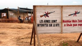 Våldet är ständigt närvarande i Centralafrikanska republiken. Vapen är inte välkomna på våra vårdinrättningar. FOTO: Samuel Hanryon